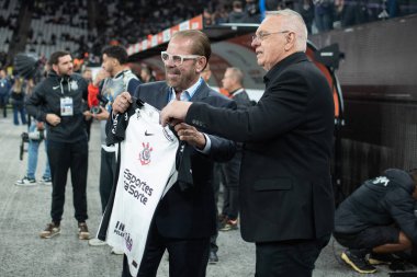 Sao Paulo (SP), 12 / 17 / 2025 - Sao Paulo Futbol Federasyonu başkanı Reinaldo Carneiro Bastos (solda) ve Corinthians ile Vasco (ronaldo barreto / thews2) arasındaki maçtan önce Artur Stabile)