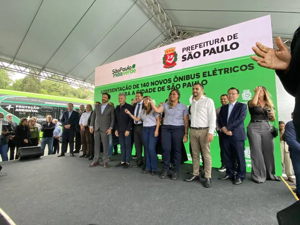 Sao Paulo (SP), Brezilya 17 Aralık 2025 Sao Paulo Belediye Binası, kentin toplu taşıma filosuna entegre edilecek 140 yeni elektrikli otobüs sunuyor. (oslaim brito / the newws2)