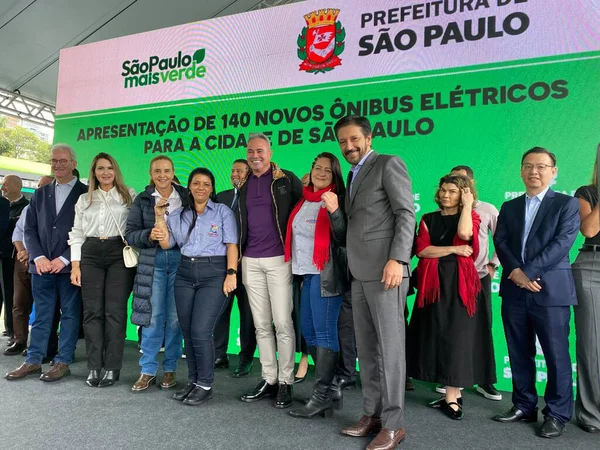 Sao Paulo (SP), Brezilya 17 Aralık 2025 Sao Paulo Belediye Binası, kentin toplu taşıma filosuna entegre edilecek 140 yeni elektrikli otobüs sunuyor. (oslaim brito / the newws2)