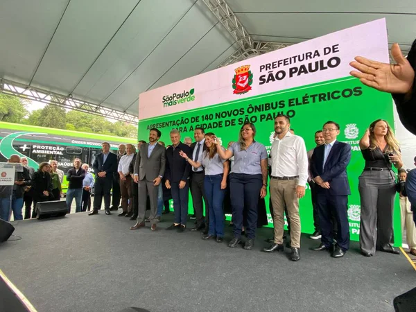 Sao Paulo (SP), Brezilya 17 Aralık 2025 Sao Paulo Belediye Binası, kentin toplu taşıma filosuna entegre edilecek 140 yeni elektrikli otobüs sunuyor. (oslaim brito / the newws2)