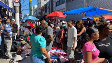 Sao Paulo (SP), Brezilya 12 / 21 / 2025 Tüketicileri, bu Pazar sabahı sutyen bölgesinde Juta, Maria Marcolina ve Largo da Concordia caddelerinde dolaşırken (oslaim brito / theenews2)