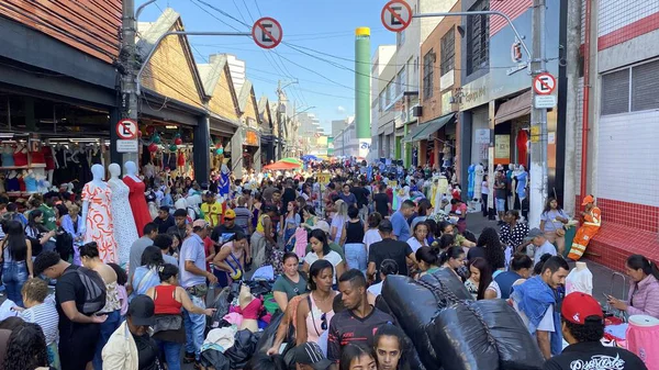 Sao Paulo (SP), Brezilya 12 / 21 / 2025 Tüketicileri, bu Pazar sabahı sutyen bölgesinde Juta, Maria Marcolina ve Largo da Concordia caddelerinde dolaşırken (oslaim brito / theenews2)