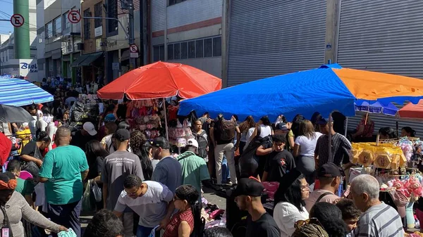 Sao Paulo (SP), Brezilya 12 / 21 / 2025 Tüketicileri, bu Pazar sabahı sutyen bölgesinde Juta, Maria Marcolina ve Largo da Concordia caddelerinde dolaşırken (oslaim brito / theenews2)