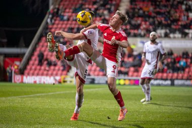 Swindon 'dan Gatzel (R) ve Crawley' den Barker (L) EFL League 22025 maçında Swindon Town ve Crawley Town arasında Swindon, İngiltere 'deki Nigel Eady County Ground' da oynandı. (Albano Abrantes / The 2color)