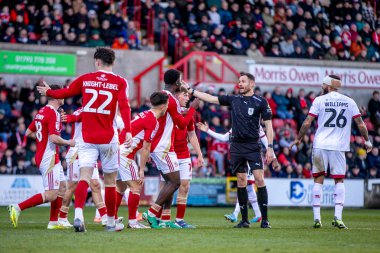 Hakem, EFL Ligi 'nde Swindon Town ile Crawley Town arasında oynanan Swindon, İngiltere' deki Nigel Eady County Ground maçında penaltı noktasını işaret ediyor. (Albano Abrantes / The 2color)
