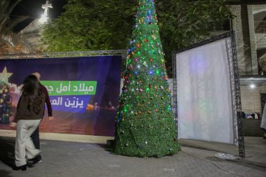 Filistinli Hıristiyanlar Ekim 2023 'ten beri ilk kez Gazze' de Noel ayinine katıldılar. Gazze Filistin: Filistinli Hıristiyanlar Gazze 'deki Latin Patriklik Kilisesi' nde Noel ayinine katıldılar (hashem zimmo / theenews2)