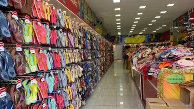 Sao Paulo (SP), Brezilya 24 Aralık 2025 Havaiana sandalet mağazası Rua Cavalheiro, Bras, geleneksel olarak ayakkabı konsantrasyonu ve popüler moda kurumları ile bilinen bir bölge. (oslaim brito / the newws2)