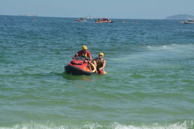 Rio de Janeiro (RJ), Brezilya 12 / 27 / 2025 - Tek motorlu bir uçak Rio de Janeiro 'nun güney bölgesinde, 27 Aralık 2025 günü öğleden sonra Copacabana açıklarında denize düştü.