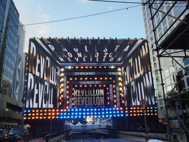 Sao Paulo (SP), Brezilya 12 / 30 / 2025 - Halk Paulista Bulvarı 2026 'da Yeni Yıl Arifesi sahnesinin yakınında sanatçıların ses ve ışık kontrolünü izlemek için toplandı.