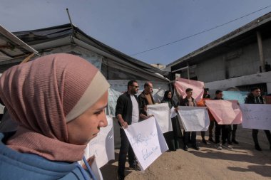 Gazze 'de mahsur kalan Filistinli Öğrenciler Dayanışma Protestosu Geçidi Açtırıyor. 1 Ocak 2026 Gazze, Filistin: Filistinli öğrenciler yurtdışındaki üniversitelere kaydoldular ve şu anda Gazze Şeridi 'nde mahsur kaldılar (hashem zimmo / thenews2)