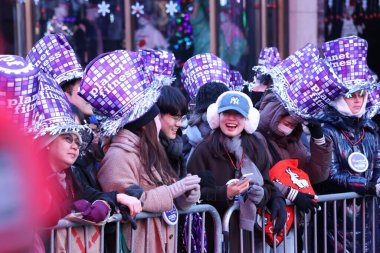 31 Aralık 2025, New York, ABD: Times Meydanı top düşüşü ikonik Yeni Yıl Arifesi balosuna ev sahipliği yapıyor, konukları ağırlamak ve binlerce kişinin katıldığı etkinliğe ev sahipliği yapmak için ayarlandı (Jose Francisco / theenews2)