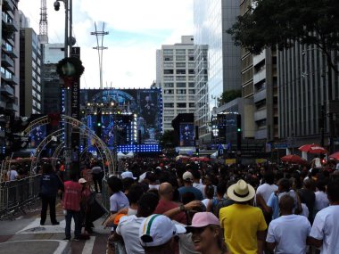 Sao Paulo (SP), Brezilya 12 / 31 / 2025 - Paulista Bulvarı 2026 yılbaşı gösterilerini izlemek için kalabalık toplandı. Gösteri Peder Marcelo Rossi 'den. (Leandro Chemalle / Yeniler 2)
