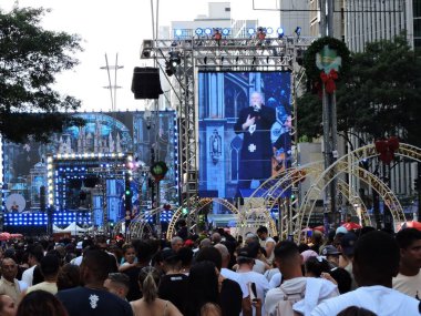 Sao Paulo (SP), Brezilya 12 / 31 / 2025 - Paulista Bulvarı 2026 yılbaşı gösterilerini izlemek için kalabalık toplandı. Gösteri Peder Marcelo Rossi 'den. (Leandro Chemalle / Yeniler 2)