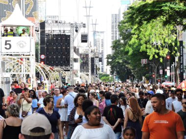 Sao Paulo (SP), Brezilya 12 / 31 / 2025 - Paulista Bulvarı 2026 yılbaşı gösterilerini izlemek için kalabalık toplandı. Gösteri Peder Marcelo Rossi 'den. (Leandro Chemalle / Yeniler 2)