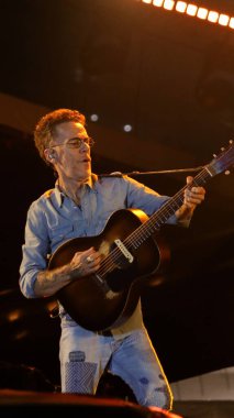 Niteroi (RJ), Brezilya 12 / 31 / 2025 Şarkıcı Nando Reis, 31 Aralık 2025 Çarşamba gecesi Niteroi, RJ 'de, 2026 yılının yeni yıl arifesinde Icarai plajındaki bir gösteride sahne aldı. (Milene Cardoso / Newws2)