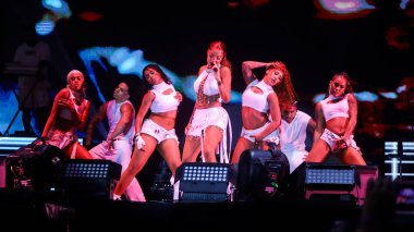 Niteroi (RJ), 01 / 01 / 2026 - Show / Singer / Ludmilla / RJ - Şarkıcı Ludmilla ve eşi Brunna Goncalf, Icarai plajındaki bir gösteride, Yeni Yıl Arifesi 2026, Niteroi, RJ, 1 Ocak 2026 gecesi. (Milene Cardoso / Newws2)