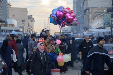 Gazze Şehri, yeni yılı bu şekilde karşılamaya çalışıyor. 31 Aralık 2025, Gazze, Filistin: İsrail ile savaşın üzerinden iki yıl geçmesine rağmen Gazze Şehri 'nde yeni bir yıl için elektriksiz kaldı (Mohammed Skaik / the enews2)