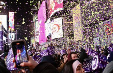 Times Meydanında 2026 Top Düşürme. 31 Aralık 2025, New York, ABD: The 2026 Ball Drop at Times Square in the cold weather and with many different music attraction and conettis had over the crowd. (niyi fote / the new ws2)