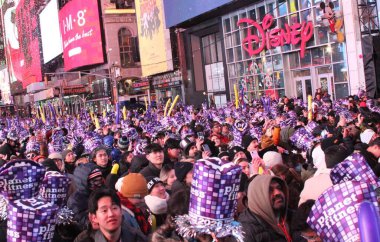 Times Meydanında 2026 Top Düşürme. 31 Aralık 2025, New York, ABD: The 2026 Ball Drop at Times Square in the cold weather and with many different music attraction and conettis had over the crowd. (niyi fote / the new ws2)