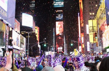 Times Meydanında 2026 Top Düşürme. 31 Aralık 2025, New York, ABD: The 2026 Ball Drop at Times Square in the cold weather and with many different music attraction and conettis had over the crowd. (niyi fote / the new ws2)