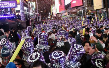 Times Meydanında 2026 Top Düşürme. 31 Aralık 2025, New York, ABD: The 2026 Ball Drop at Times Square in the cold weather and with many different music attraction and conettis had over the crowd. (niyi fote / the new ws2)