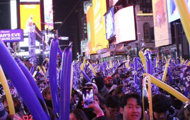 Times Meydanında 2026 Top Düşürme. 31 Aralık 2025, New York, ABD: The 2026 Ball Drop at Times Square in the cold weather and with many different music attraction and conettis had over the crowd. (niyi fote / the new ws2)
