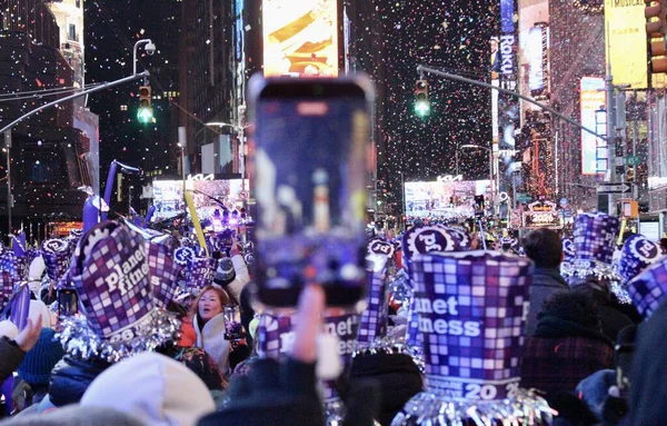 Times Meydanında 2026 Top Düşürme. 31 Aralık 2025, New York, ABD: The 2026 Ball Drop at Times Square in the cold weather and with many different music attraction and conettis had over the crowd. (niyi fote / the new ws2)
