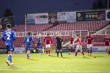 Hakem Little of Gillingham FC 'ye EFL Ligi 22026 maçında Swindon Town ve Gillingham FC arasında Swindon, İngiltere' de oynanan The Nigel Eady County Ground maçında sarı kart ayırttı. (Albano Abrantes / The 2color)