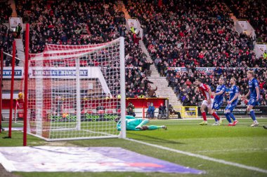 Swindon takımından Tafazoli, İngiltere 'nin Swindon şehrindeki The Nigel Eady County Ground' da Swindon Town ve Gillingham FC arasında oynanan EFL 2 2026 maçında gol attı. (Albano Abrantes / The 2color)