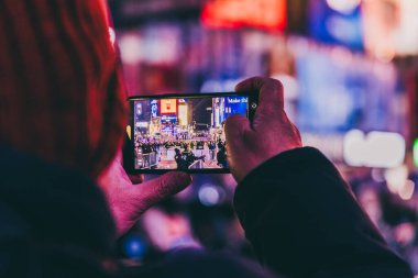 Times Meydanı 'nda top düşürme. 1 Ocak 2026, New York, ABD: New York, Ciara ve K-pop grubu LE SSERAFIM 'in performanslarının yer aldığı yüksek enerjili Yeni Yıl Arifesi kutlamalarıyla yeni yılı karşıladı. (Anthony Oliveira / Newws2)