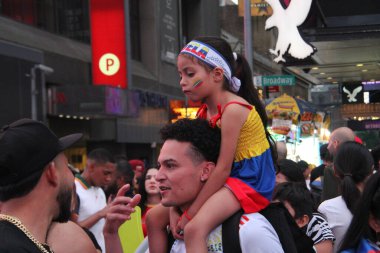 Venezuelalılar 28 Temmuz 2024 'te New York' taki Times Meydanı 'nda özgürlük ve özgür seçimleri protesto ettiler..
