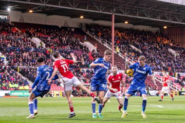İngiltere 'nin Swindon kentindeki The Nigel Eady County Ground' da oynanan Swindon Town ile Gillingham FC arasında oynanan EFL 2 2026 karşılaşmasında top için mücadele eden oyuncular (Albano Abrantes / Thenews2)
