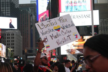 Venezuelalılar 28 Temmuz 2024 'te New York' taki Times Meydanı 'nda özgürlük ve özgür seçimleri protesto ettiler..