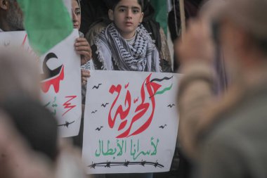 Gazze 'deki Filistin Mahkûmlarına Destek İçin Dayanışma Yürüyüşü düzenlendi. 5 Ocak 2026, Gazze, Filistin: Gazze 'deki Uluslararası Kızılhaç Komitesi (ICRC) genel merkezi önünde dayanışma mitingi düzenlendi (hashem zimmo / theenews2)