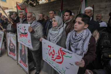 Gazze 'deki Filistin Mahkûmlarına Destek İçin Dayanışma Yürüyüşü düzenlendi. 5 Ocak 2026, Gazze, Filistin: Gazze 'deki Uluslararası Kızılhaç Komitesi (ICRC) genel merkezi önünde dayanışma mitingi düzenlendi (hashem zimmo / theenews2)