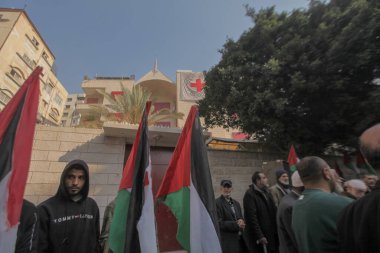 Gazze 'deki Filistin Mahkûmlarına Destek İçin Dayanışma Yürüyüşü düzenlendi. 5 Ocak 2026, Gazze, Filistin: Gazze 'deki Uluslararası Kızılhaç Komitesi (ICRC) genel merkezi önünde dayanışma mitingi düzenlendi (hashem zimmo / theenews2)