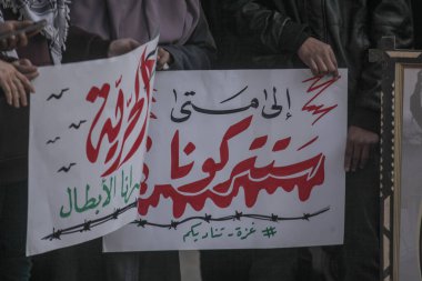 Gazze 'deki Filistin Mahkûmlarına Destek İçin Dayanışma Yürüyüşü düzenlendi. 5 Ocak 2026, Gazze, Filistin: Uluslararası Kızılhaç Komitesi (ICRC) genel merkezi önünde dayanışma mitingi düzenlendi (hashem zimmo / the enews2)