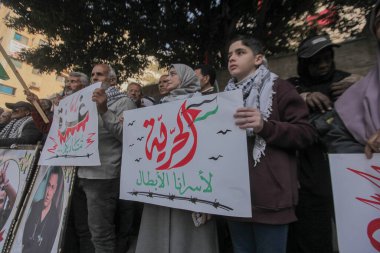 Gazze 'deki Filistin Mahkûmlarına Destek İçin Dayanışma Yürüyüşü düzenlendi. 5 Ocak 2026, Gazze, Filistin: Uluslararası Kızılhaç Komitesi (ICRC) genel merkezi önünde dayanışma mitingi düzenlendi (hashem zimmo / the enews2)