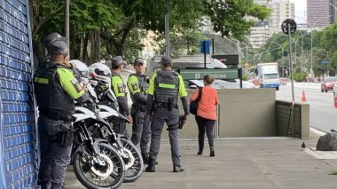 Sao Paulo (SP), Brezilya 5 Ocak 2026 Aile, arkadaşlar ve polis memuru Lucas Lopes Bernardo, polis barikat girişimi sırasında ezilerek hayatını kaybetti.)