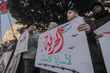 Gazze 'deki Filistin Mahkûmlarına Destek İçin Dayanışma Yürüyüşü düzenlendi. 5 Ocak 2026, Gazze, Filistin: Uluslararası Kızılhaç Komitesi (ICRC) genel merkezi önünde dayanışma mitingi düzenlendi (hashem zimmo / the enews2)