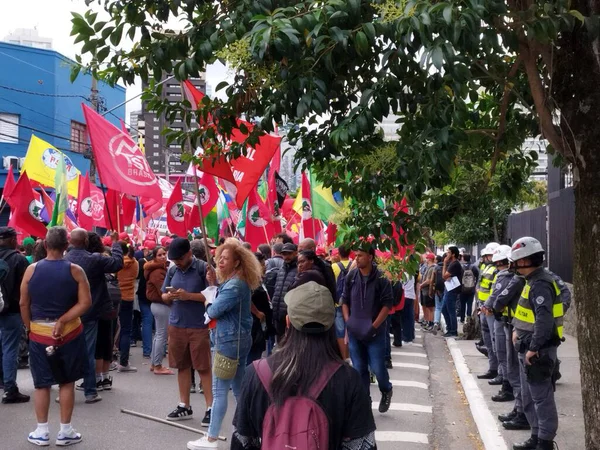 Sao Paulo (SP), Brezilya 5 Ocak 2026 Sao Paulo 'da ikamet eden Venezuelalılar ve sol partilerle, sosyal hareketlerle ve sendikalarla bağlantılı eylemciler, ABD Konsolosluğu (leandro chemalle / theenews2)