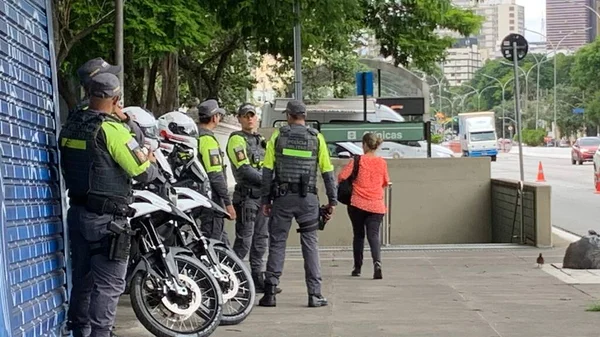 Sao Paulo (SP), Brezilya 5 Ocak 2026 Aile, arkadaşlar ve polis memuru Lucas Lopes Bernardo, polis barikat girişimi sırasında ezilerek hayatını kaybetti.)
