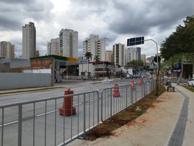 Sao Paulo (SP), 07 / 01 / 2026 - Avenida Santo Amaro 'nun ikinci bölümünün yenilenmesi üzerine çalışmalar son safhasına giriyor ve yeni otobüs durakları yolcu alımı ve karaya çıkmak için kullanıma hazır durumda. (leandro chemalle / the new ws2)