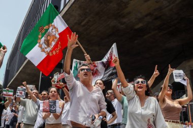 Sao Paulo (SP), Brezilya 11 / 01 / 2026 - protestocular eski bir İran bayrağı kullanarak PCO ile çatıştılar ve Maduro 'yu protesto ettiler. (Arthur LaMonier / The Newws2)