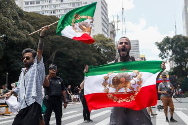 Sao Paulo (SP), Brezilya 11 / 01 / 2026 - protestocular eski bir İran bayrağı kullanarak PCO ile çatıştılar ve Maduro 'yu protesto ettiler. (Arthur LaMonier / The Newws2)