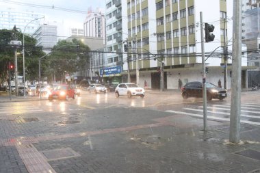 Curitiba (PR), Brezilya 09 / 01 / 2026 - Parana eyaletinin başkenti Curitiba 'ya 9 Ocak 2026 Cuma günü sağanak yağmur yağdı. (Edson De Souza / Yeniler 2)