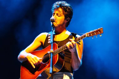 Curitiba (PR), Brazil 09 / 01 / 2026 - Curitiba, 9 Ocak 2026 akşamı 43. Curitiba Müzik Atölyesi 'nin (Edson de souza / thenews2) bir parçası olan bir gösteride Tiago Iorc' un hassasiyetine teslim oldu.)