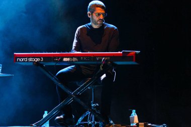 Curitiba (PR), Brazil 09 / 01 / 2026 - Curitiba, 9 Ocak 2026 akşamı 43. Curitiba Müzik Atölyesi 'nin (Edson de souza / thenews2) bir parçası olan bir gösteride Tiago Iorc' un hassasiyetine teslim oldu.)