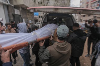 İsrail 'in Gazze' deki hava saldırısında altı Filistinli öldürüldü. Yerel sağlık yetkililerine göre, 9 Ocak 2026 Gazze, Filistin: İsrail 'in Gazze' ye düzenlediği hava saldırısında altı Filistinli öldürüldü. (hashem zimmo / the newws2)