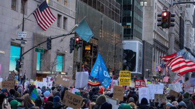 Savaş yok, Kral yok, Buz Protesto Yürüyüşü yok 42. Cadde 'ye doğru. 11 Ocak 2026, New York, ABD. Protestocular, Trump Tower yakınlarındaki Beşinci Cadde boyunca ilerleyerek Manhattan 'daki 42. Cadde' ye doğru ilerledi. (Jorge Estrellado / Yeni2)